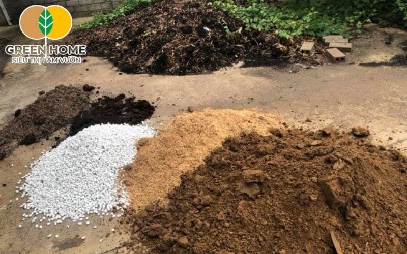 Nguyên liệu chính gồm đất thịt sạch, phân hữu cơ và trấu hun/xơ dừa
