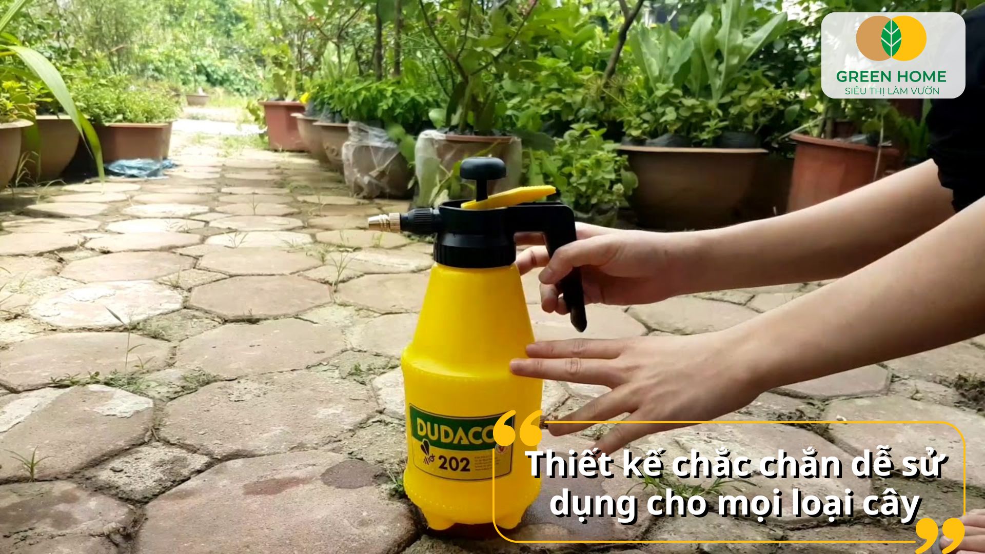 Thiết kế nhỏ gọn của bình tưới Dudaco phù hợp cho mọi không gian vườn