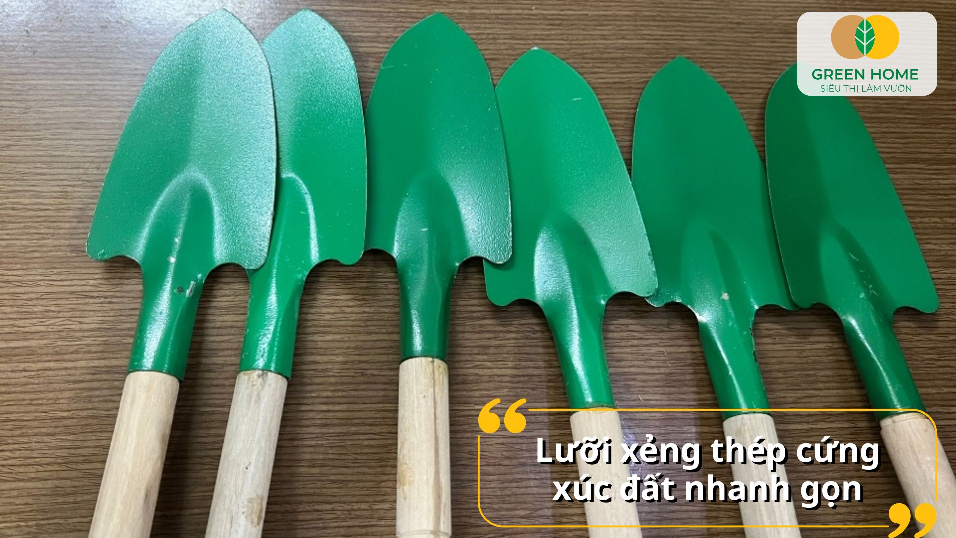 Làm vườn dễ dàng hơn với xẻng xúc đất cán gỗ nhỏ gọn