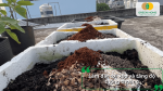 Bổ sung các vật liệu hữu cơ giúp đất trồng rau tơi xốp hơn, tăng độ thông thoáng và cải thiện khả năng giữ ẩm cho đất.