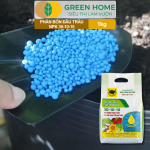 Hạt phân bón Đầu Trâu NPK 30-10-10 dạng viên màu xanh dùng để cung cấp dinh dưỡng cho cây trồng.